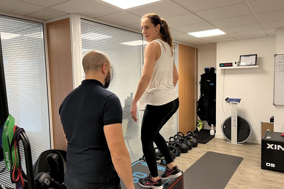 Une adhérente enchaîne des montées sur box, suivie par son coach My Coach.