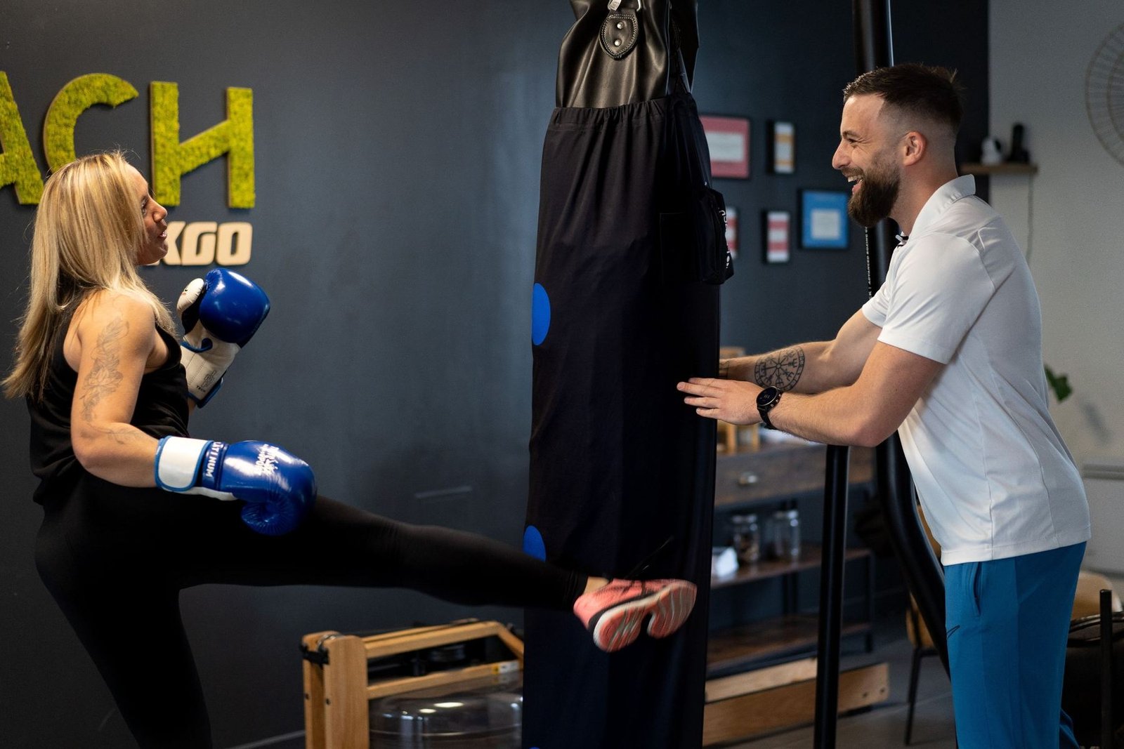 Un coach My Coach encadre une adhérente pendant une séance de boxe dans un studio du réseau.