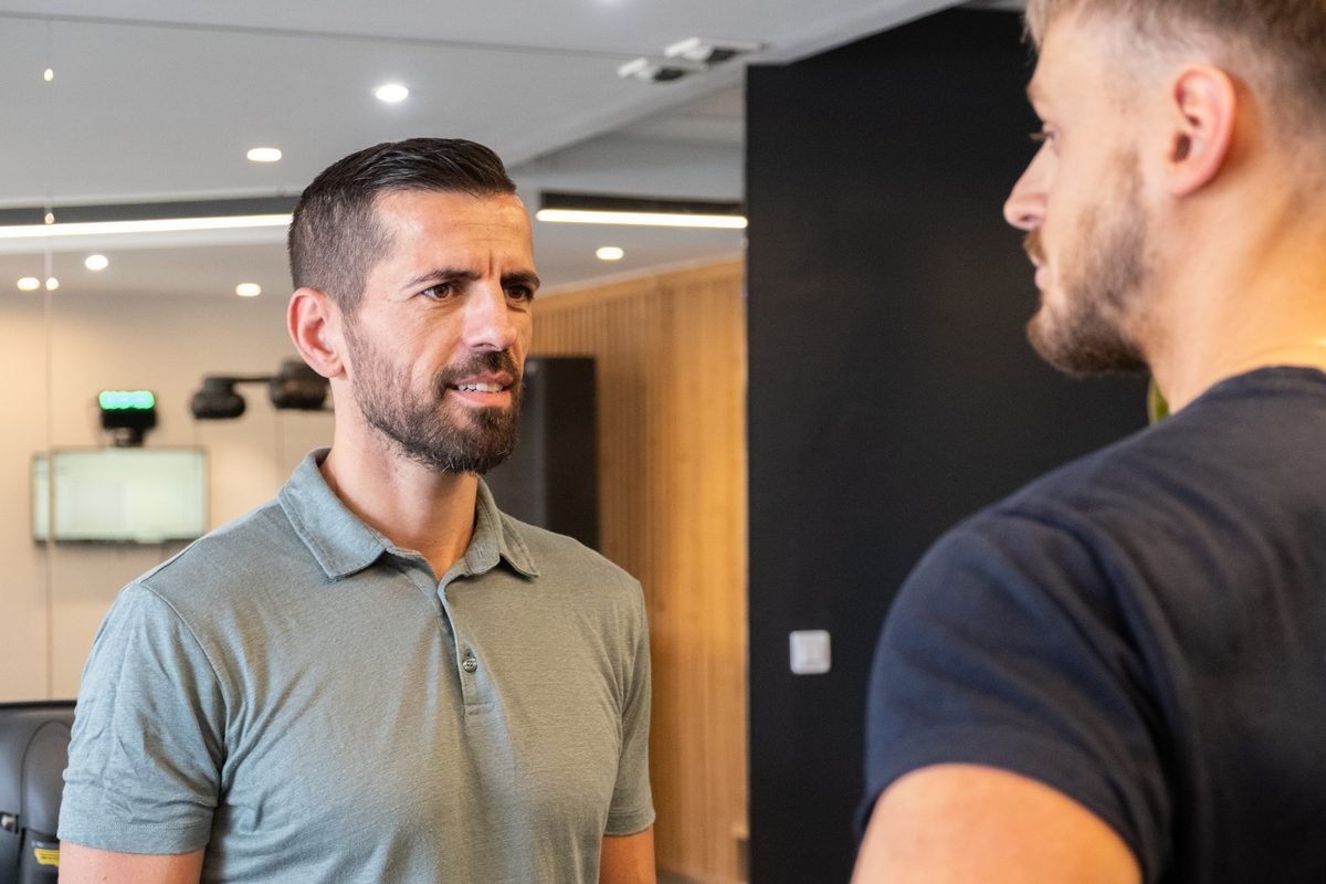 Stanislas Martin, fondateur de My Coach by Ginkgo, en échange avec un membre du réseau dans un studio.