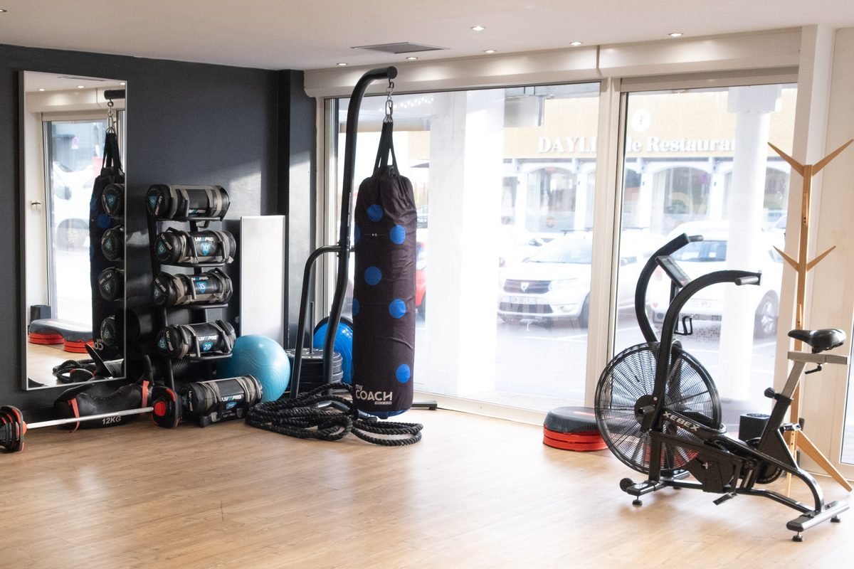 Un studio My Coach dont la vitrine donne directement sur la rue et les commerces voisins.