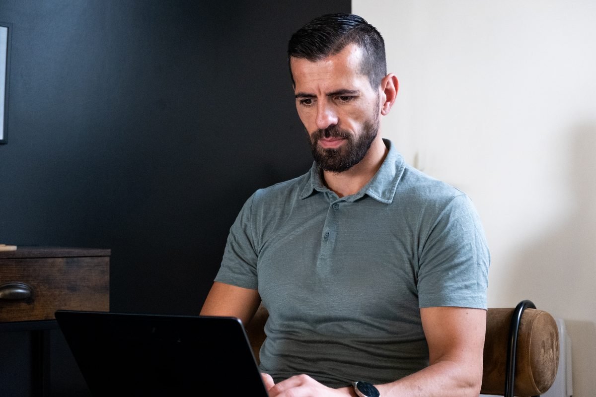 Stanislas Martin, fondateur de My Coach by Ginkgo, travaille sur un ordinateur portable.