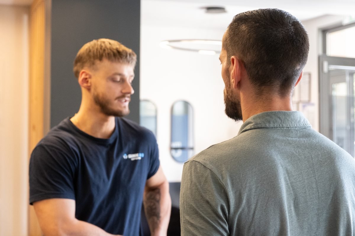 Un jeune coach en discussion avec Stanislas Martin, fondateur de My Coach by Ginkgo.