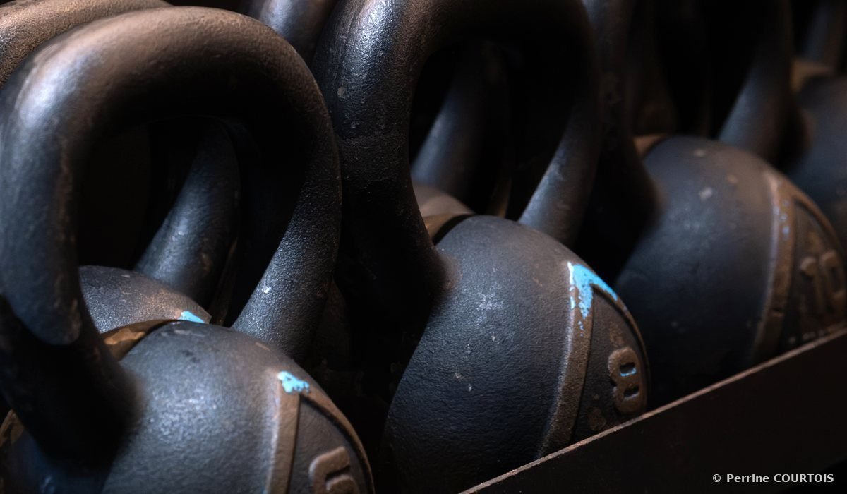 Kettlebells alignées sur un râtelier.