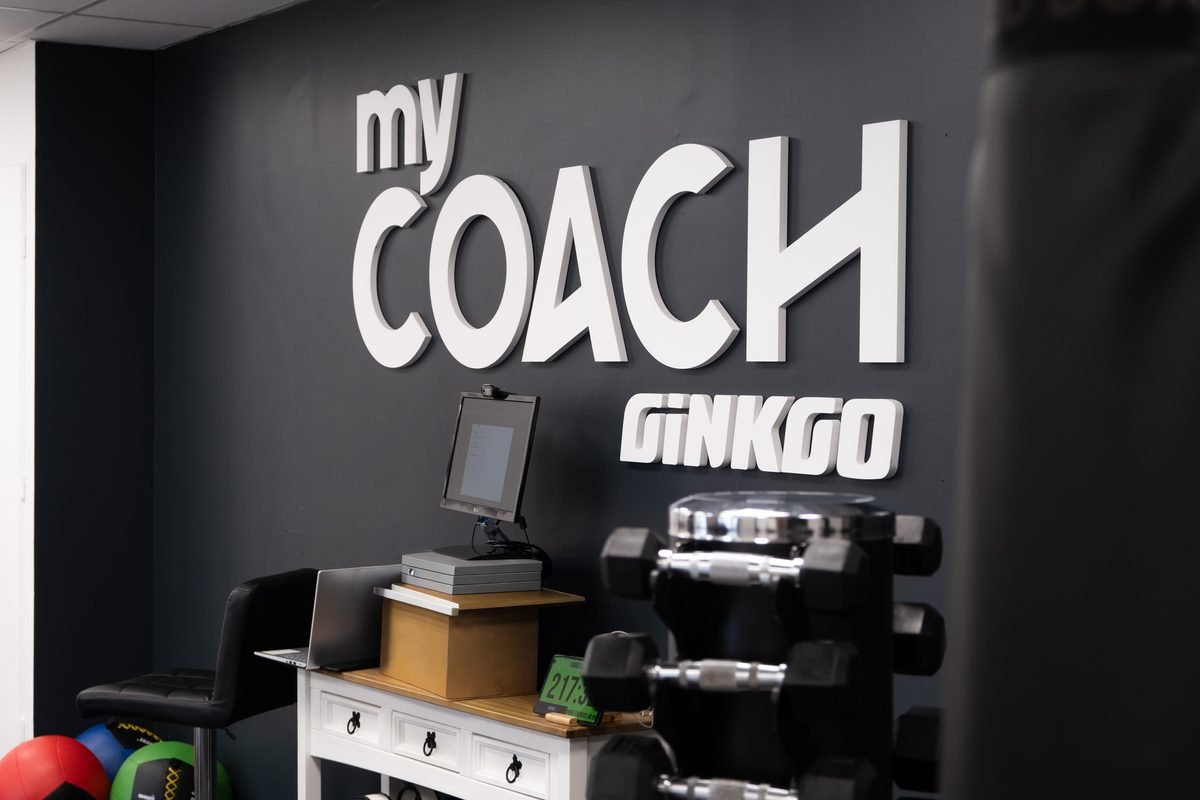 L'accueil du studio de Levallois-Perret, avec le logo My Coach Ginkgo au mur.