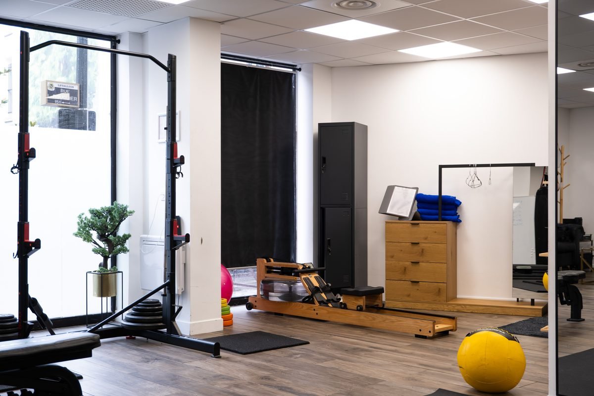 L'espace d'entraînement du studio My Coach de Levallois-Perret, avec rack, rameur et matériel.
