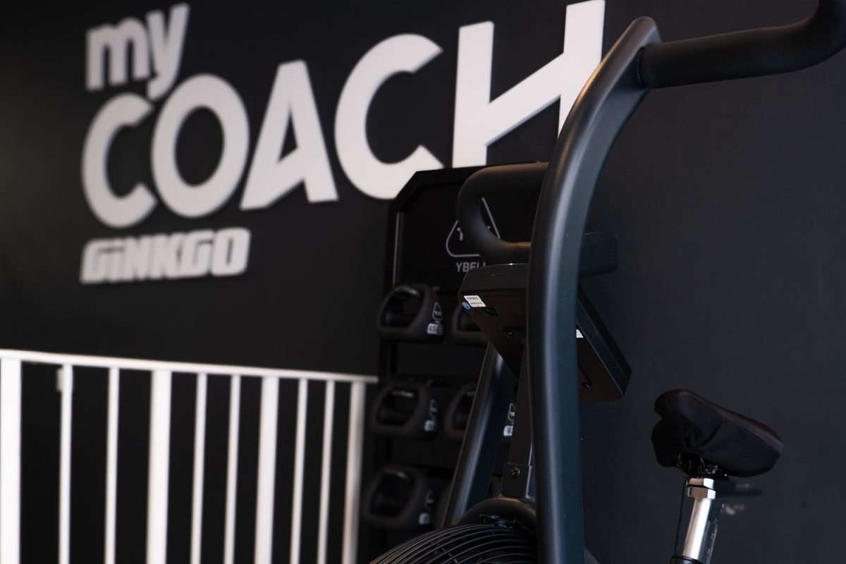 Un vélo à air devant le logo My Coach Ginkgo, au studio de Neuilly-sur-Seine.