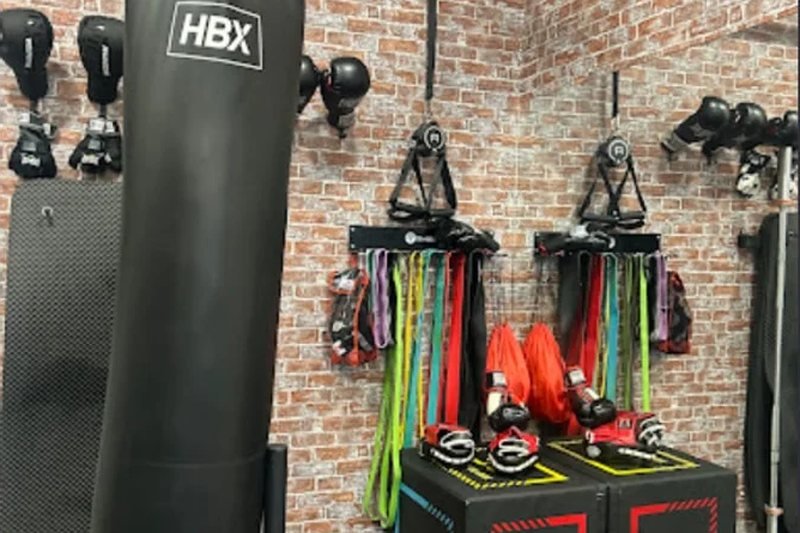 Le sac de frappe, les gants, les élastiques et les box de pliométrie du studio de Paris 15.