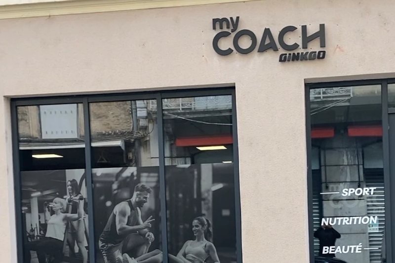 La façade du studio My Coach by Ginkgo de Valence, avec son enseigne au-dessus de la vitrine.