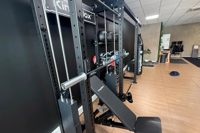 Le rack et le banc de musculation du studio de Valence, devant le mur noir.