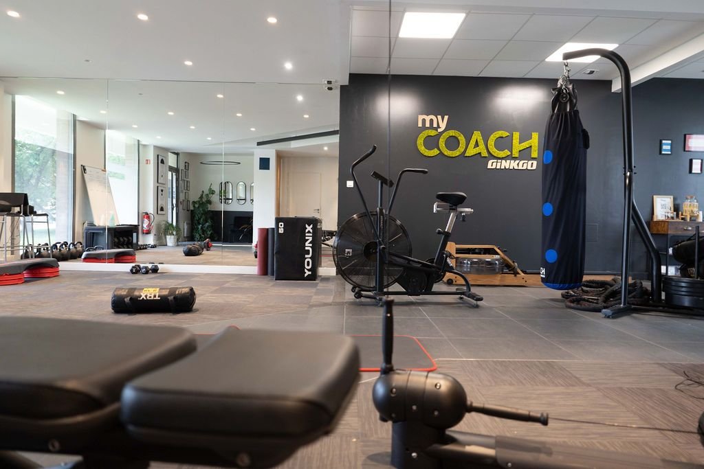 L'espace d'entraînement du studio My Coach de Wasquehal, avec son matériel et le logo My Coach au mur.